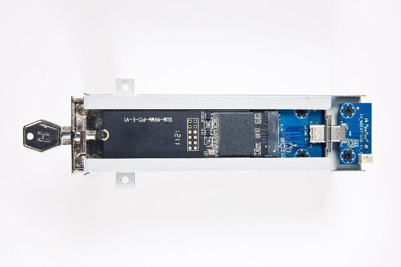 オールインワンデスクトップは、M.2 SSDモバイルラックとキーロックで拡張ストレージをサポートしています。