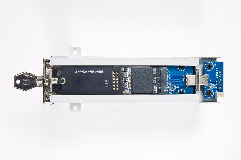 Desktop semua dalam satu menyokong penyimpanan tambahan dengan rak mudah alih M.2 SSD dan kunci kunci.